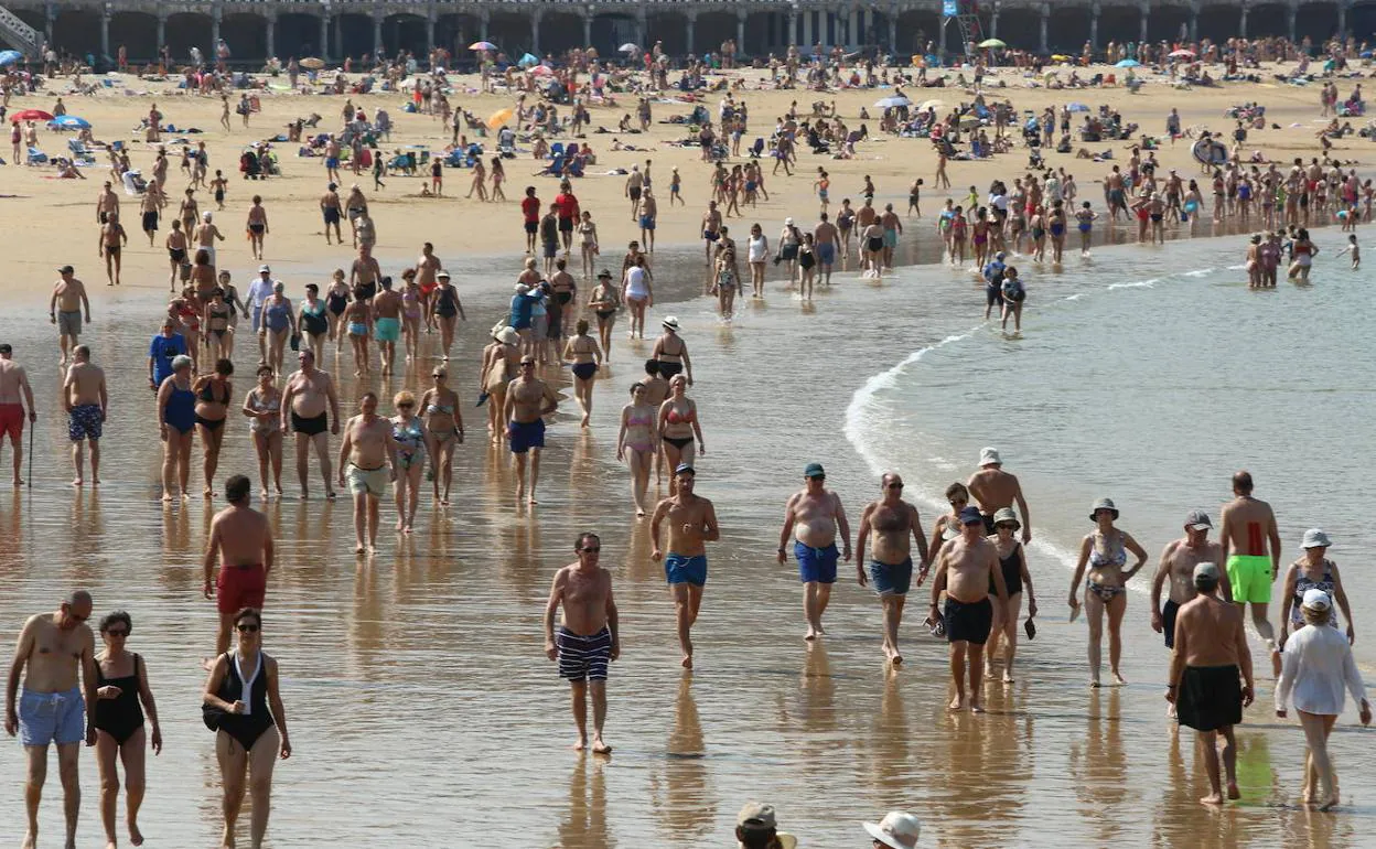 Una vista de la playa de La Concha este jueves por la mañana..