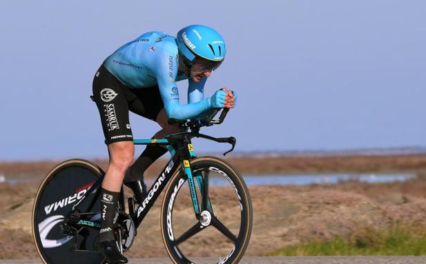 Gorka Izagirre, con la bici de contrarreloj.