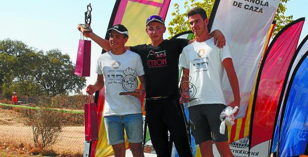 Urko Queralt, campeón de España júnior, en el centro del podio. 