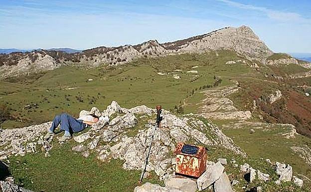 El refugio Ángel Sopeña, de camino al Gatzarrieta (Bizkaia), en el Parque Natural del Gorbeia.