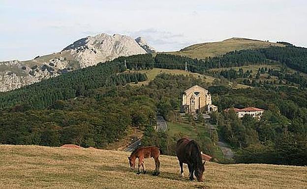 Vista del Santuario de Urkiola (Bizkaia), desde donde comienza el ascenso al Urkiolagirre.