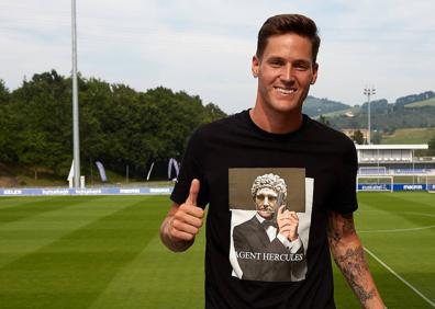 Imagen secundaria 1 - Remiro ya conoce las instalaciones de la Real Sociedad. 