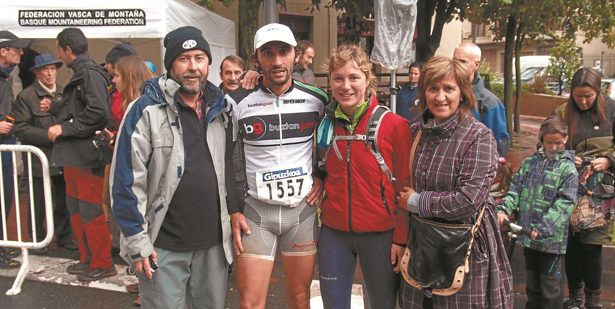 Aritz Egea. El campeón rodeado de su familia tras ganar la prueba de Urretxu y Zumarraga. 