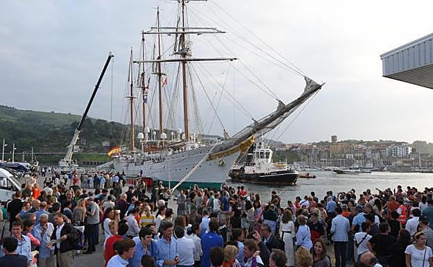 Las primeras embarcaciones de la regata llegan a Getaria.