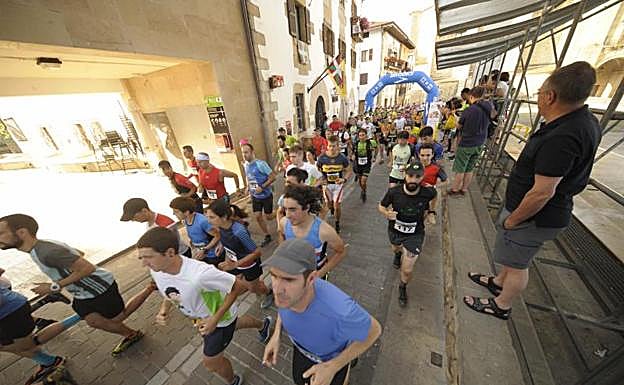Los corredores al inicio de la carrera.