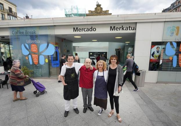 Iñigo Etxezarreta, Salvador Aguirre, Lourdes González y Kristina Manterola, en la entrada a un mercado de la Bretxa en obras.