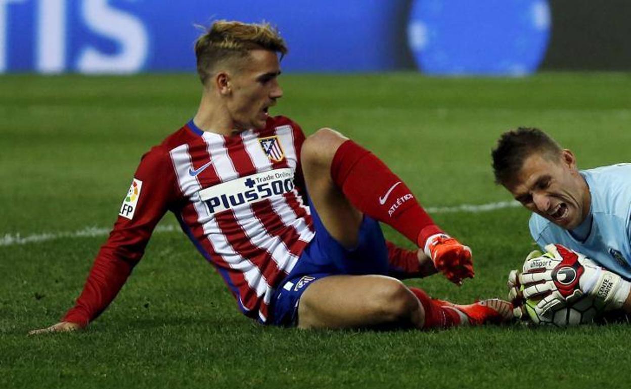 Griezmann, mirando a Guaita.