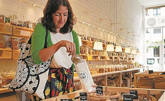 La donostiarra Itziar Martínez realiza una de sus compras semanales en la tienda a granel 'Pepita y Grano' del barrio del Antiguo. 