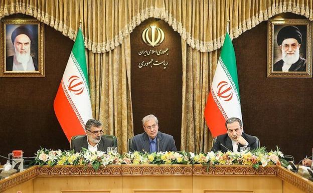 Abbas Araqchi, viceministro iraní de Asuntos Exteriores, Behrouz Kamalvandi, portavoz de la Organización de Energía Atómica de Irán y portavoz del gobierno de Irán, Ali Rabiei, asisten a una conferencia de prensa en Teherán.
