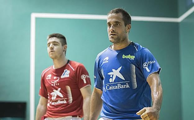 Iker Irribarria y Oinatz Bengoetxea se dirigen al vestuario ayer en el Labrit.