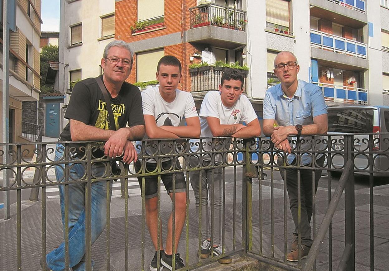 Joanes y Jokin, con los miembros de Orión Gregorio y Mikel.