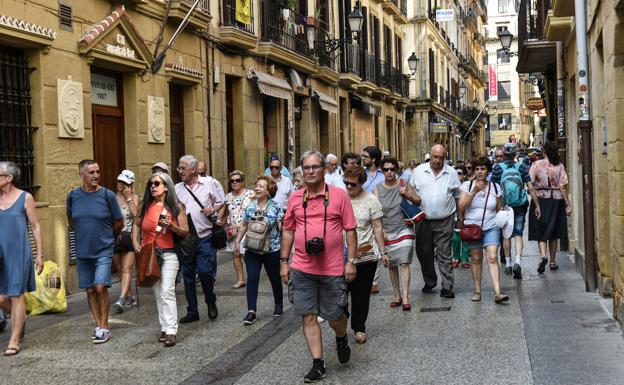 Turistas paseando por la Parte Vieja de donostia 