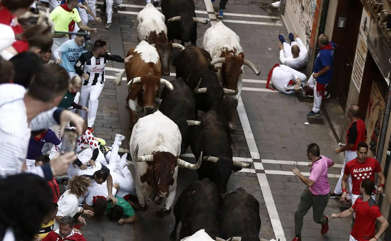 Los toros de la ganadería de Jandilla enfilan la calle de la Estafeta durante el cuarto encierro de los Sanfermines 2019. 