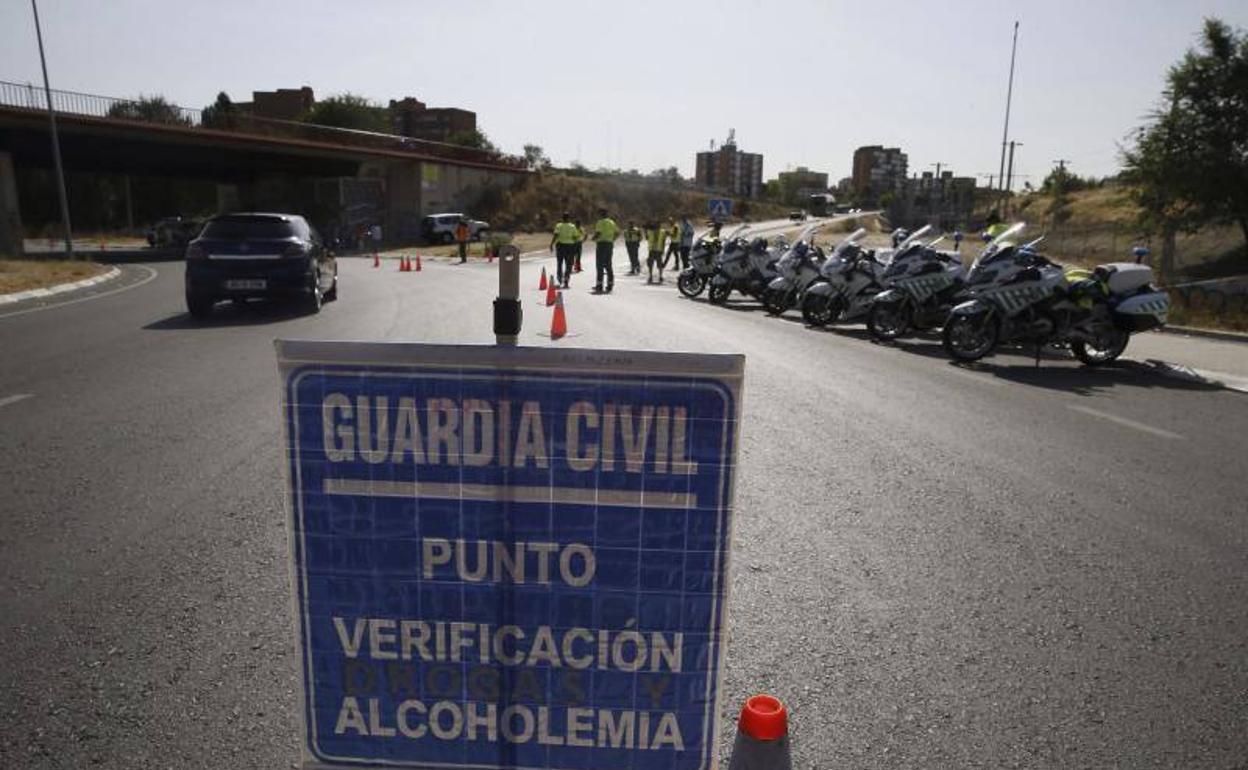 Punto de verificación de drogas y alcoholemia de la Guardia Civil. 