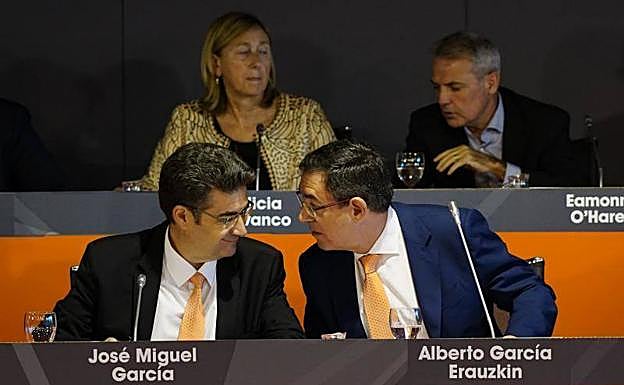 El consejero delegado de Euskaltel, José María García, y su presidente, Alberto García Erauskin, hablan durante la junta extraordinaria de accionistas. 