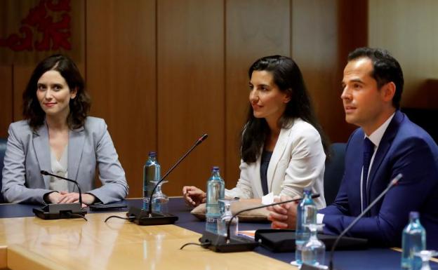 Díaz Ayuso (PP), Monasterio (Vox) y Aguado (Cs), durante su reunión del martes. 