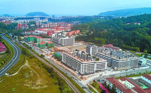 Vista aérea del nuevo barrio de Txomin Enea. Las dos manzanas residenciales de la parte inferior están a punto de entregarse a sus titulares.