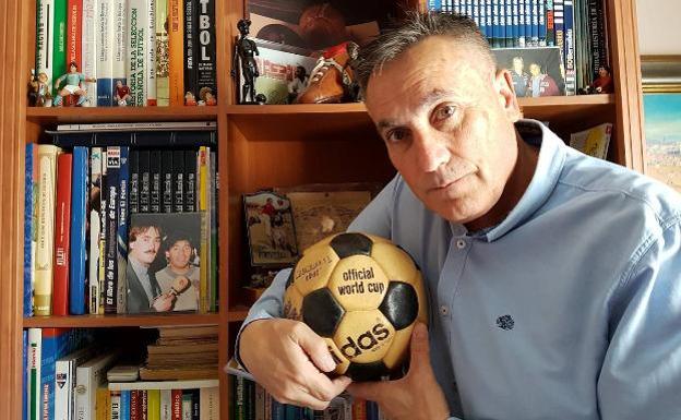 Jesús Hurtado, periodista y coleccionista de artículos deportivos, descubrió la historia de Ana Carmona cuando se puso a escribir la trayectoria del equipo de fútbol de Vélez, decano en Málaga. 