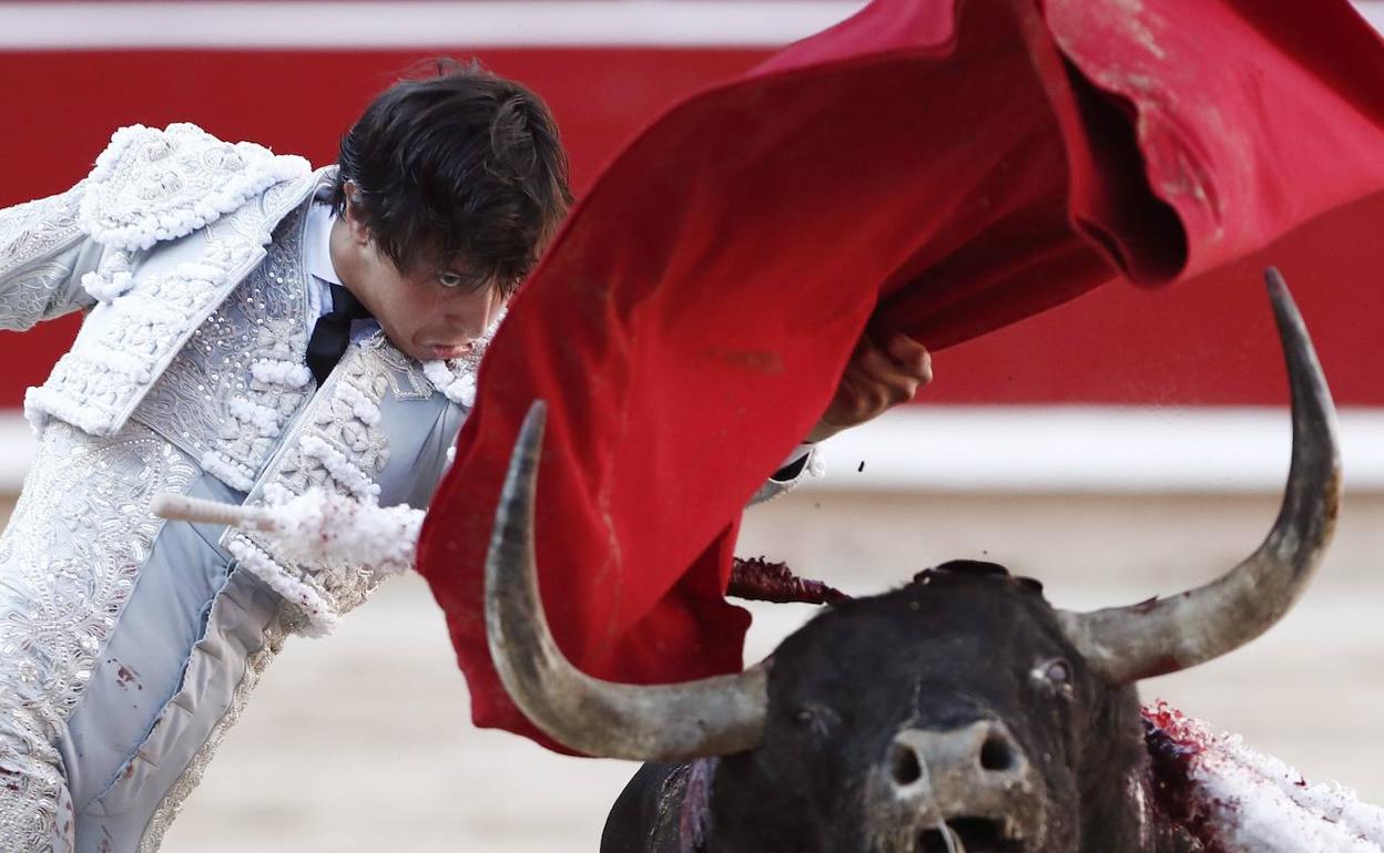Roca Rey torea en la plaza de toros de Pamplona el miércoles.