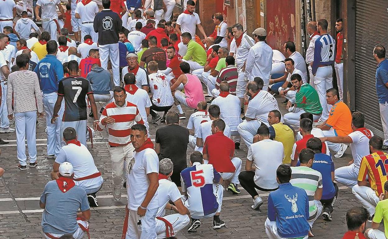 Algunos mozos protagonizaron una sentada para mostrar su rechazo al modo en el que han transcurrido los últimos encierros. :: j