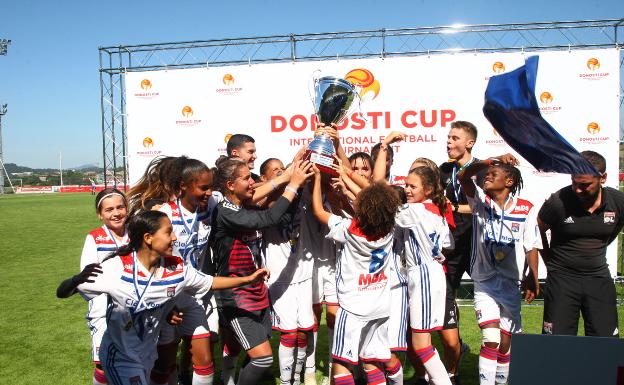Las jugadoras del Lyon celebran la victoria en la Donosti Cup. 