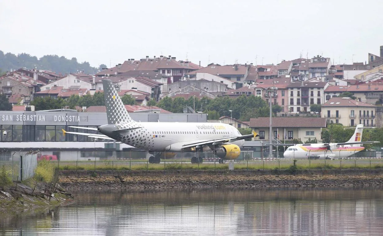 Un avión despega en el aeropuerto de Hondarribia.