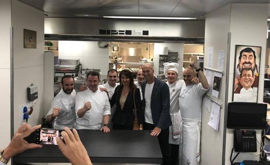 Zidane y su mujer, con Martín Berasategui y su equipo de cocina.