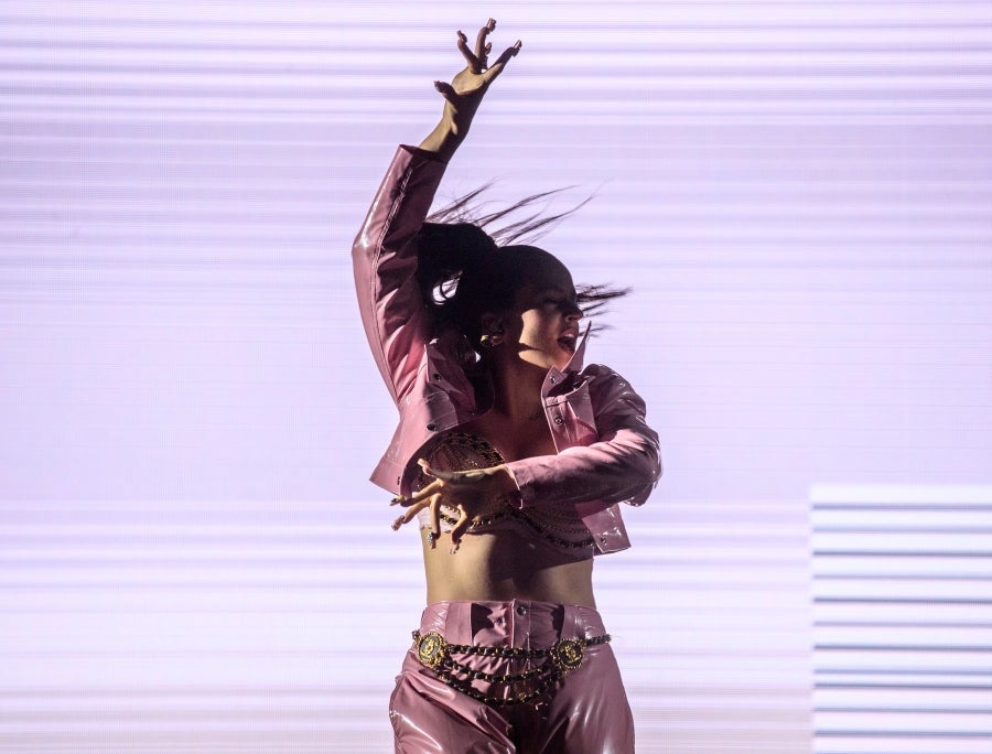 La cantante, compositora y productora, Rosalia, durante su actuación en la segunda jornada del Bilbao BBK Live. 