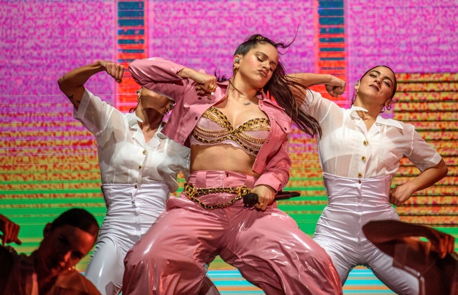 La cantante, compositora y productora, Rosalia, durante su actuación en la segunda jornada del Bilbao BBK Live. 