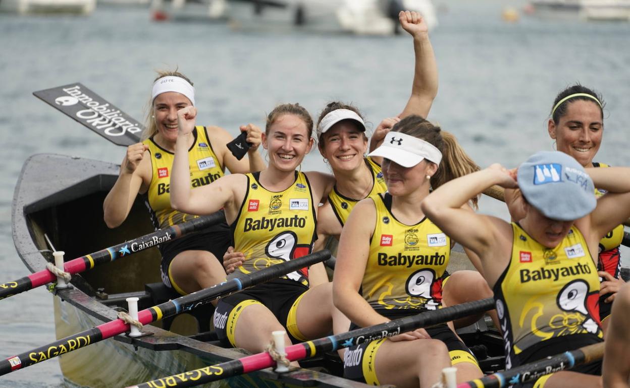 Piñeiro, Aranguren, Etxaniz, Aizpuru, Alcalá y Oliden -con la txapela- celebran su éxito. 
