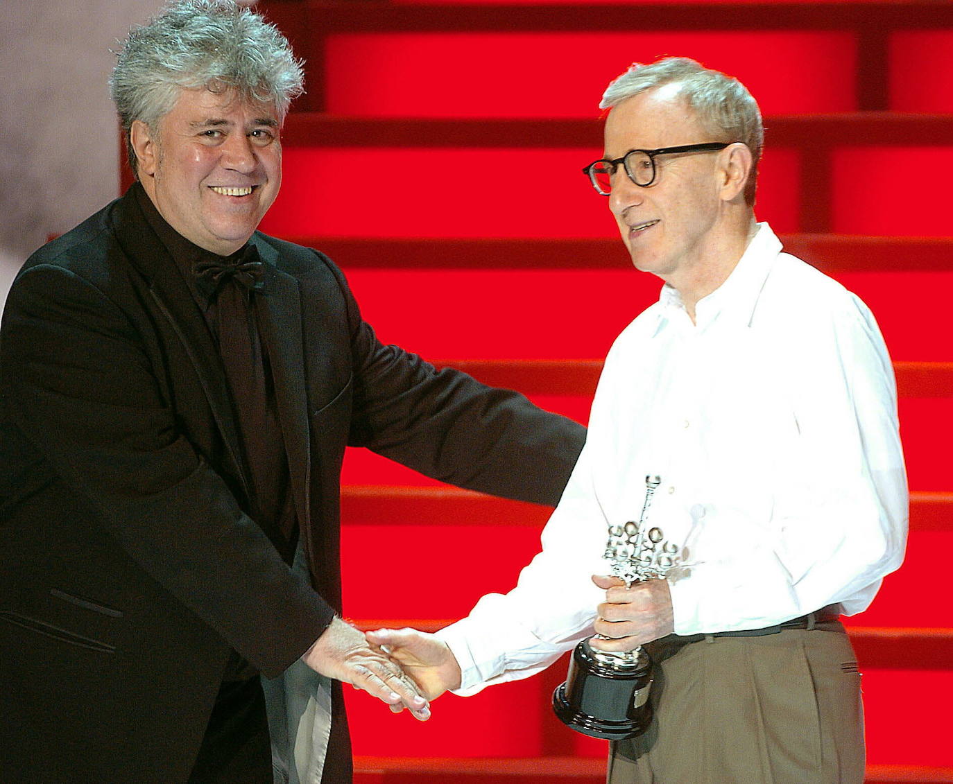 2004: Woody Allen recibe de manos del cineasta español Pedro Almodovar el Premio Donostia de esta 52 edición del Festival Internacional de Cine de San Sebastián. 