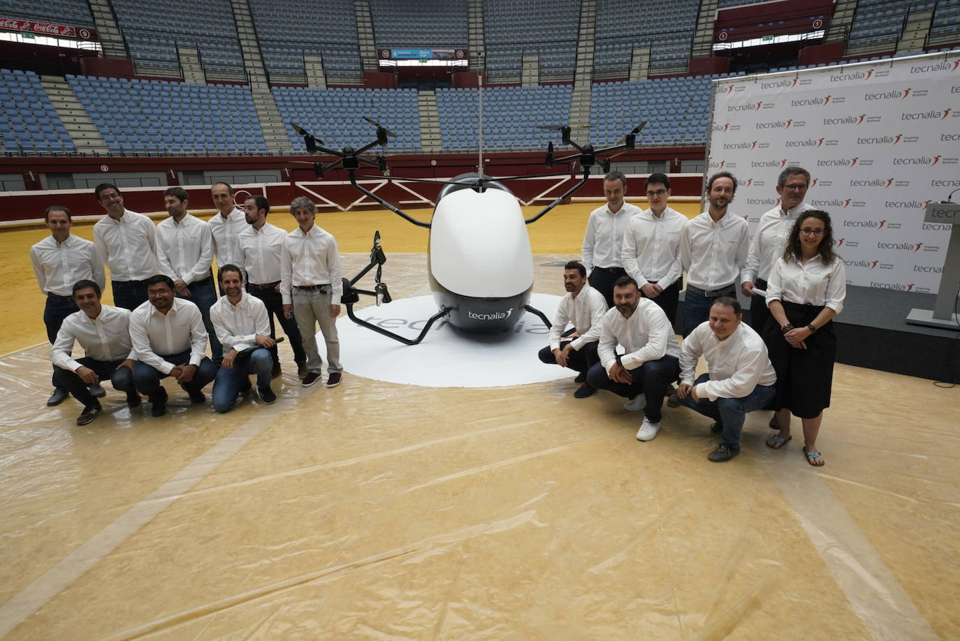 Imagen principal - Los responsables del desarrollo del aerotaxi. 