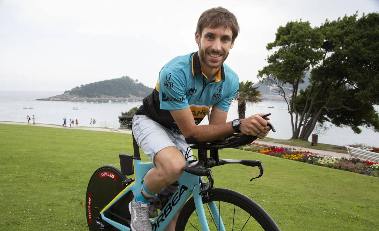 Balance. Gonzalo Fuentes, triatleta donostiarra, sobre su bicicleta de competición. 
