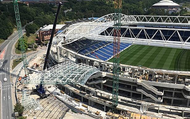 A primera hora de la tarde los operarios han izado la 'malla espacial' de la cubierta