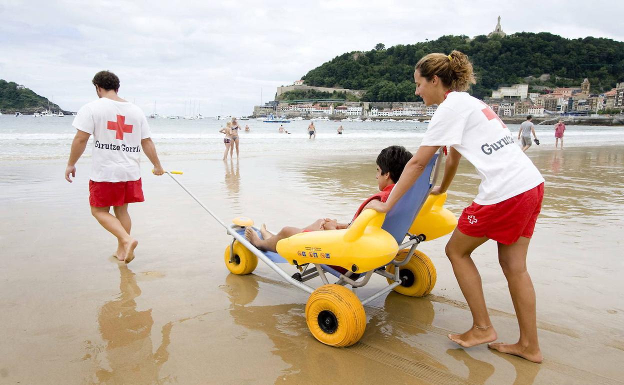 El gobierno municipal niega falta de material para ofrecer el baño asistido