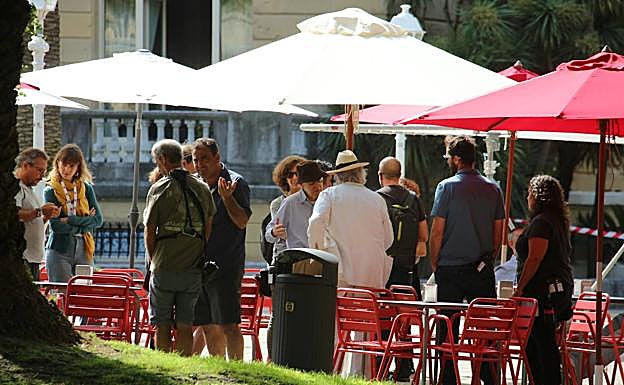 Woody Allen da instrucciones a los miembros de su equipo