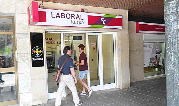 Exterior de la oficina de Caja Laboral de Astigarraga que fue asaltada.