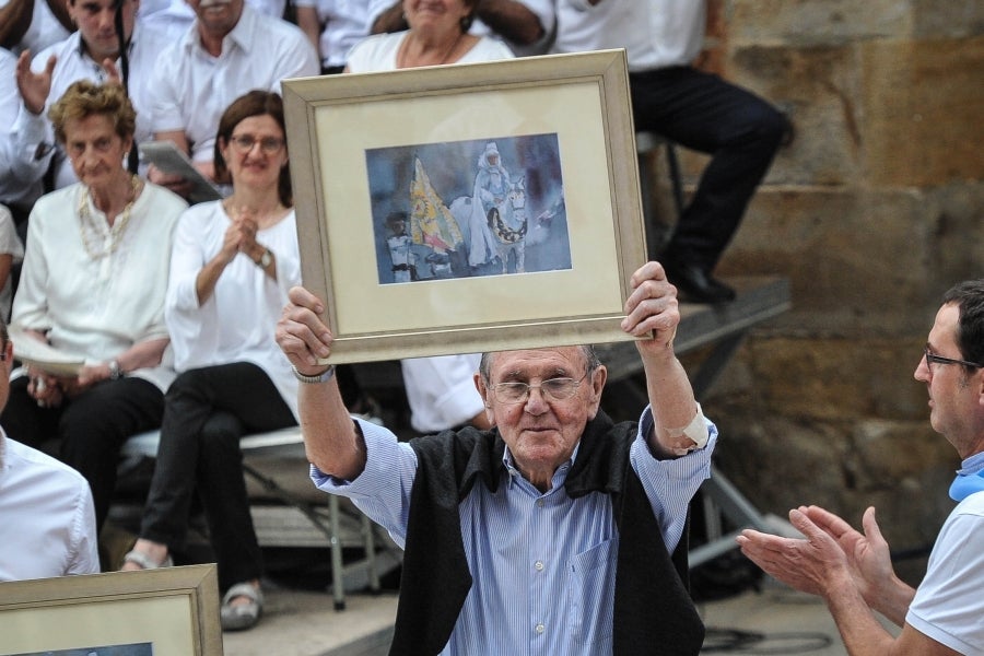 La comitiva salió del Ayuntamiento y recorrió las calles del pueblo con la tradicional 'Marcha de fusileros' antes de la ceremonia . El pacto entre Abderraman III y el general coronó el histórico desfile en Antzuola. 