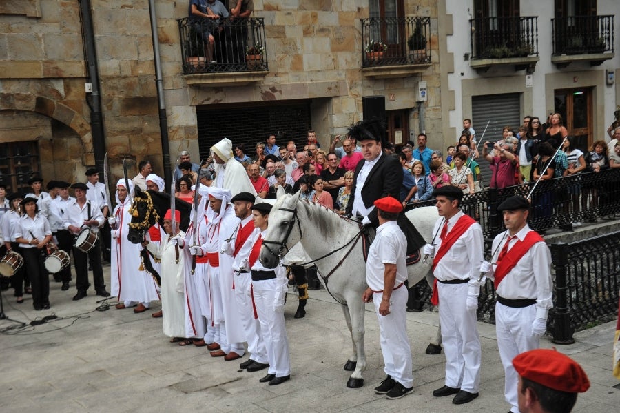 La comitiva salió del Ayuntamiento y recorrió las calles del pueblo con la tradicional 'Marcha de fusileros' antes de la ceremonia . El pacto entre Abderraman III y el general coronó el histórico desfile en Antzuola. 