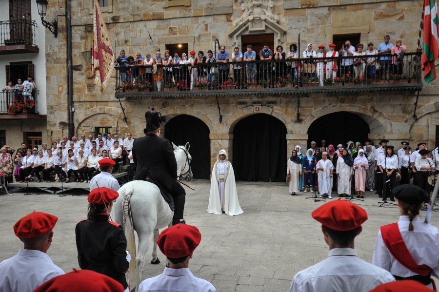 La comitiva salió del Ayuntamiento y recorrió las calles del pueblo con la tradicional 'Marcha de fusileros' antes de la ceremonia . El pacto entre Abderraman III y el general coronó el histórico desfile en Antzuola. 