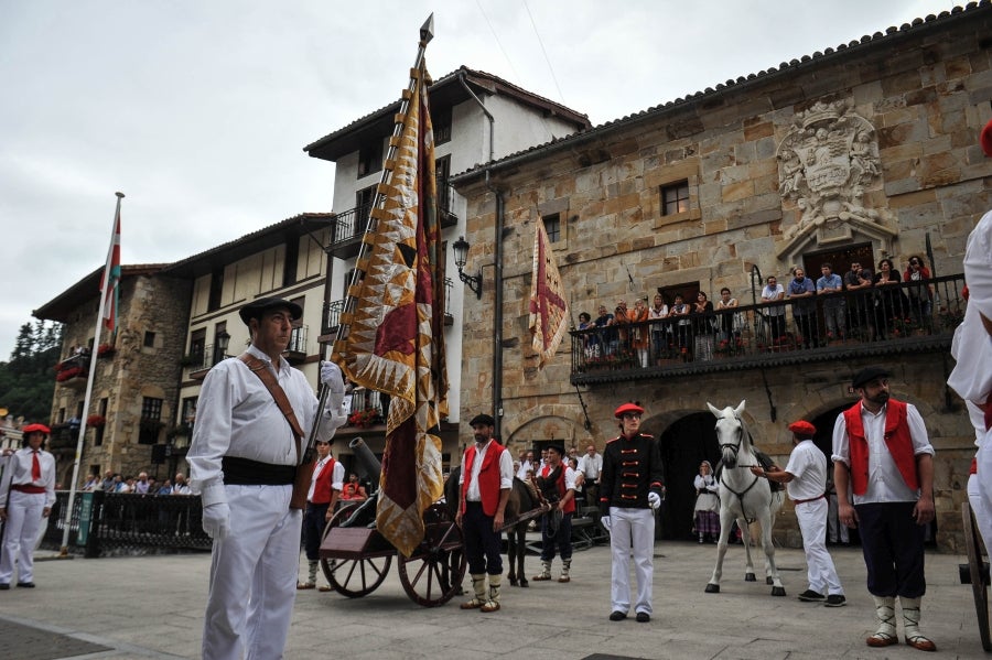 La comitiva salió del Ayuntamiento y recorrió las calles del pueblo con la tradicional 'Marcha de fusileros' antes de la ceremonia . El pacto entre Abderraman III y el general coronó el histórico desfile en Antzuola. 