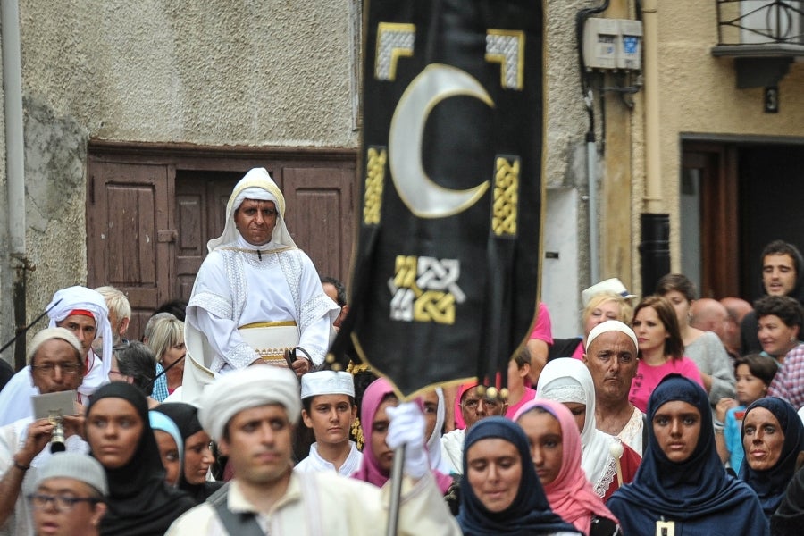 La comitiva salió del Ayuntamiento y recorrió las calles del pueblo con la tradicional 'Marcha de fusileros' antes de la ceremonia . El pacto entre Abderraman III y el general coronó el histórico desfile en Antzuola. 
