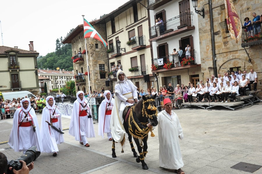 La comitiva salió del Ayuntamiento y recorrió las calles del pueblo con la tradicional 'Marcha de fusileros' antes de la ceremonia . El pacto entre Abderraman III y el general coronó el histórico desfile en Antzuola. 