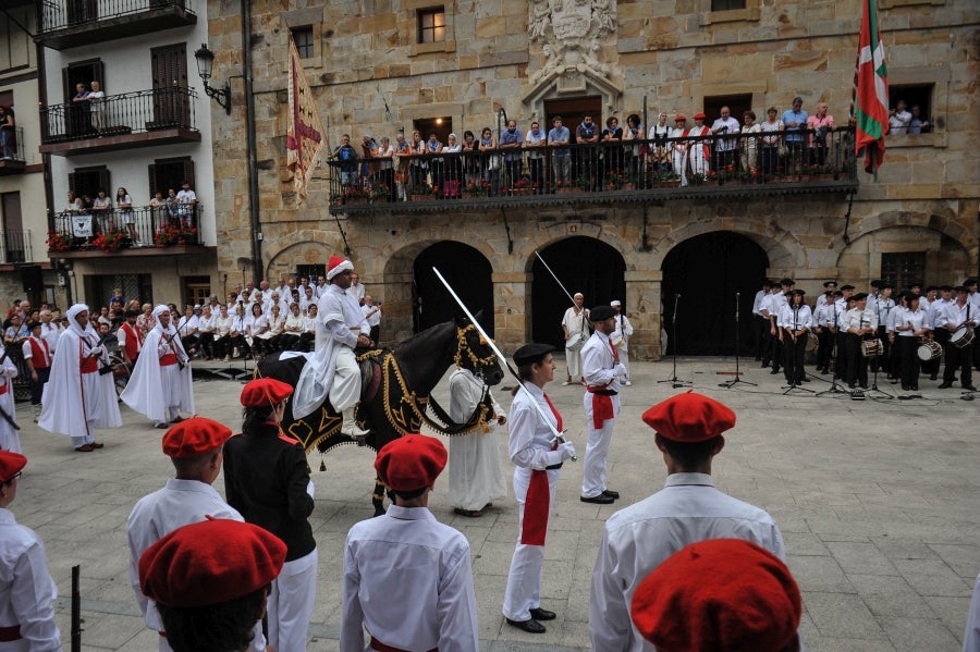 La comitiva salió del Ayuntamiento y recorrió las calles del pueblo con la tradicional 'Marcha de fusileros' antes de la ceremonia . El pacto entre Abderraman III y el general coronó el histórico desfile en Antzuola. 