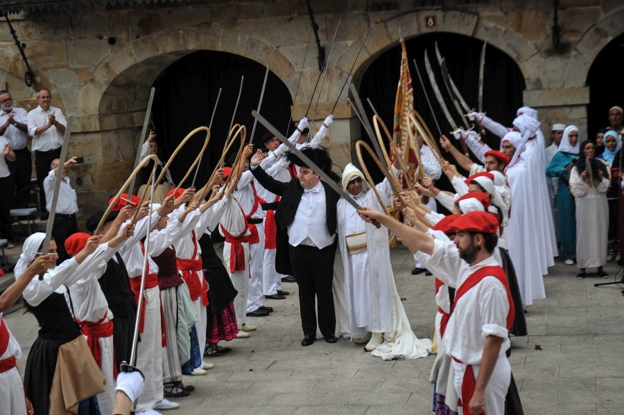 La comitiva salió del Ayuntamiento y recorrió las calles del pueblo con la tradicional 'Marcha de fusileros' antes de la ceremonia . El pacto entre Abderraman III y el general coronó el histórico desfile en Antzuola. 