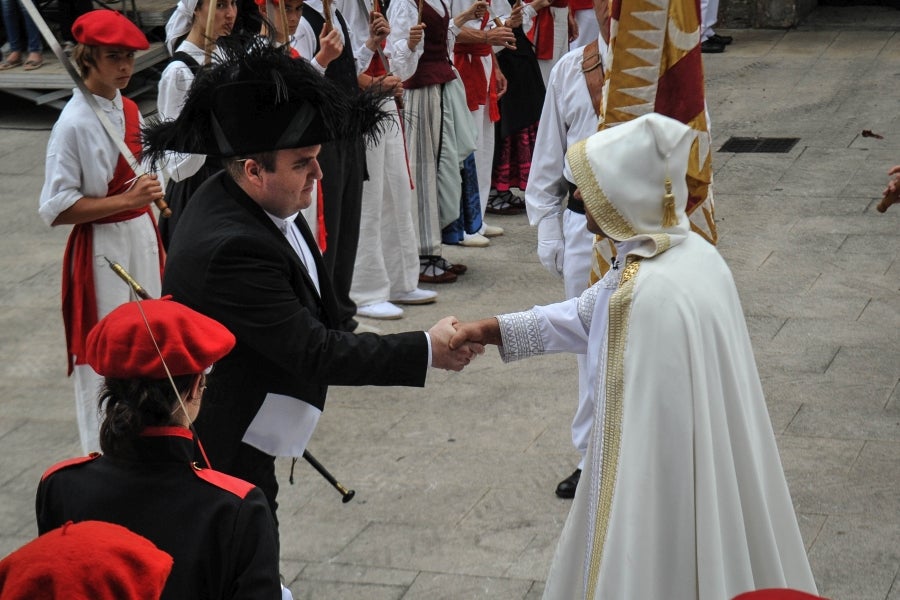 La comitiva salió del Ayuntamiento y recorrió las calles del pueblo con la tradicional 'Marcha de fusileros' antes de la ceremonia . El pacto entre Abderraman III y el general coronó el histórico desfile en Antzuola. 