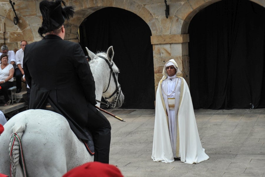 La comitiva salió del Ayuntamiento y recorrió las calles del pueblo con la tradicional 'Marcha de fusileros' antes de la ceremonia . El pacto entre Abderraman III y el general coronó el histórico desfile en Antzuola. 