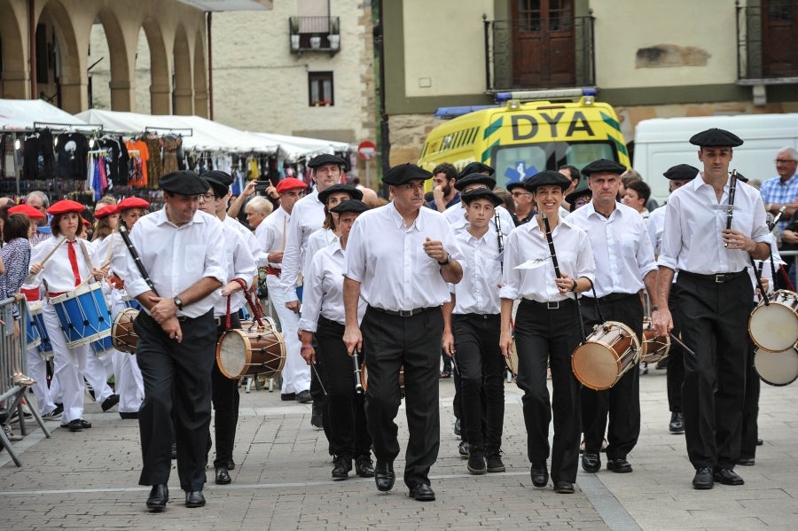 La comitiva salió del Ayuntamiento y recorrió las calles del pueblo con la tradicional 'Marcha de fusileros' antes de la ceremonia . El pacto entre Abderraman III y el general coronó el histórico desfile en Antzuola. 
