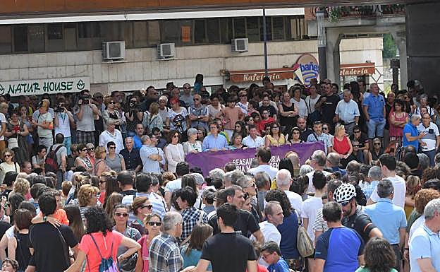 Cientos de personas secundaron en Beasain la concentración de repulsa por la agresión sexual del pasado sábado. 