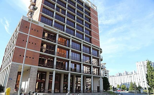 La torre que acoge la sede de Hacienda. 